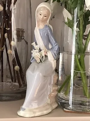 Buy Lladro Figurine - Porcelain - Lady With Flowers Sitting  • 26.99£