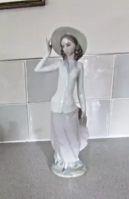 Buy Lladro Figurine 5682 Breezy Afternoon - Lady Holding Hat • 39£