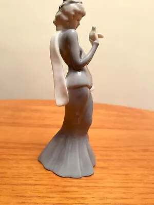 Buy Lady With Dove Ornament - Lladro Figurine - B5  • 29.99£