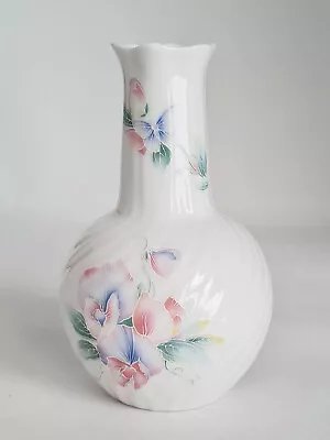 Buy Aynsley Fine English Bone China Little Sweetheart Bud Vase, White Fluted Bulbous • 14£