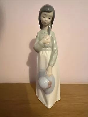Buy Lladro Nao - Girl With Hat And Flowers • 10£