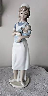 Buy Nao By Lladro Figurine - Nurse Holding Baby By Salvador Furio - 1992 - 02000709 • 80£
