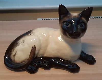 Buy Vintage BESWICK  - 1559  Laying Down Siamese Cat With Blue Eyes • 9.99£