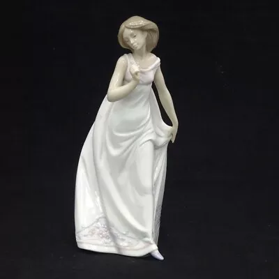 Buy Lladro 7636 Afternoon Promenade Porcelain Figurine • 30£