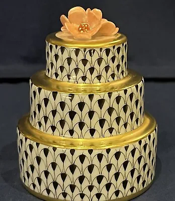 Buy Herend Figurine - Wedding Cake - Black Fishnet W/ Rust Accent • 190.80£