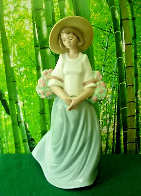 Buy Large NAO By Lladro -  Girl With Flowers  - 2000- Unboxed • 25£