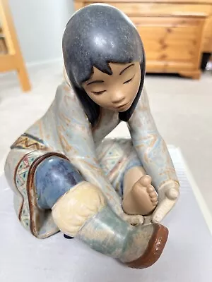 Buy Lladro ESKIMO GIRL WITH COLD FEET Gres Retired • 110£