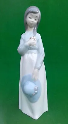 Buy Nao / Lladro - Pensive Girl With Bonnet And Flowers. • 12.99£