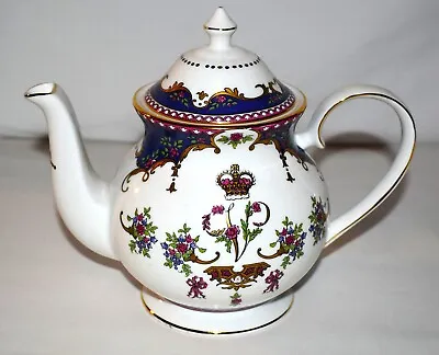 Buy The Royal Collection - English Bone China - QUEEN VICTORIA - TEAPOT & LID • 165.77£