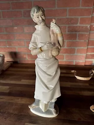 Buy Lladro Statue Doctor Holding Baby Broken Arm Repaired Model 4863 Obstetrician • 86.44£