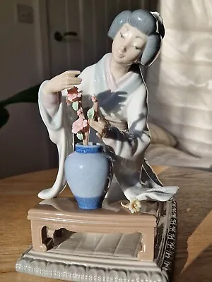 Buy Lladro Figurine No. 4840 Japanese Decorando - Flower Arranger • 95£