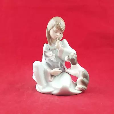Buy Lladro Figurine - Cat Nap / Girl Holding A Sleeping Cat With Dog 5640 - L/N 2743 • 60£