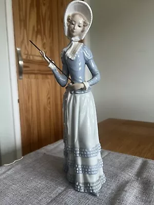Buy Lladro Figurine Lady With Parasol 8160   Sadly No Parasol • 25£