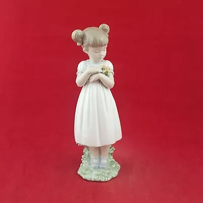 Buy Lladro Figurine - Flowers For Mommy 8021  - 7695 L/N • 148.75£