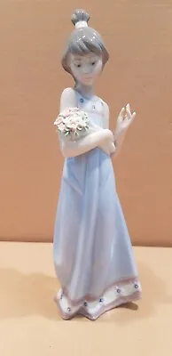 Buy LLADRO / NAO 5604  SPRING TOKEN  FIGURE (Girl With Bouquet Of Flowers) • 25£
