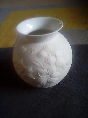 Buy Kaiser, White Germany Vase. Signed M.Frey  Number 0354 • 14.75£