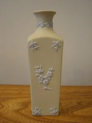 Buy Wedgwood Primrose Jasperware - Cream Yellow Primrose Raised Relief Bud Vase • 15£