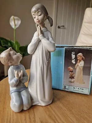 Buy Lladro Figurine 04779 - Enseniando A Rezar -  Teaching To Pray  • 95£